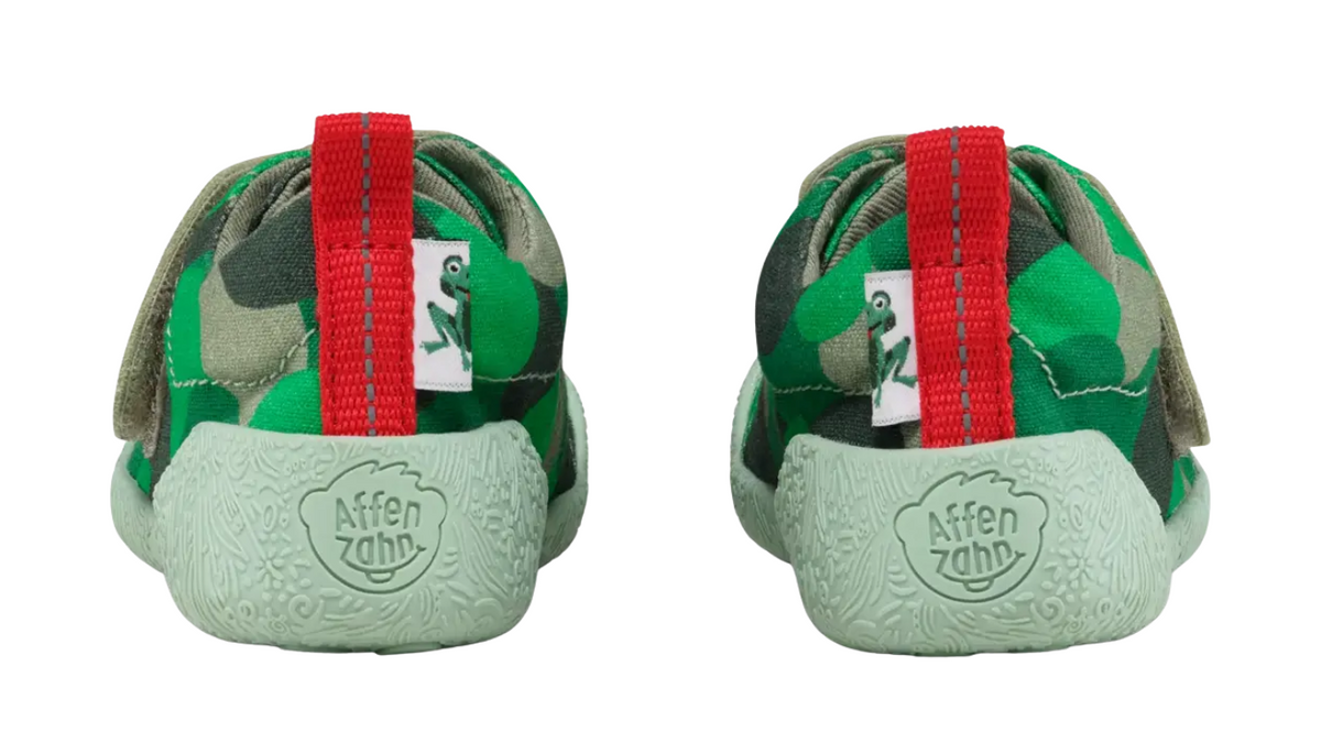 Kinder Barfußschuhe mit geschlossener Ferse und Zugschlaufe, Rückansicht beider Schuhe