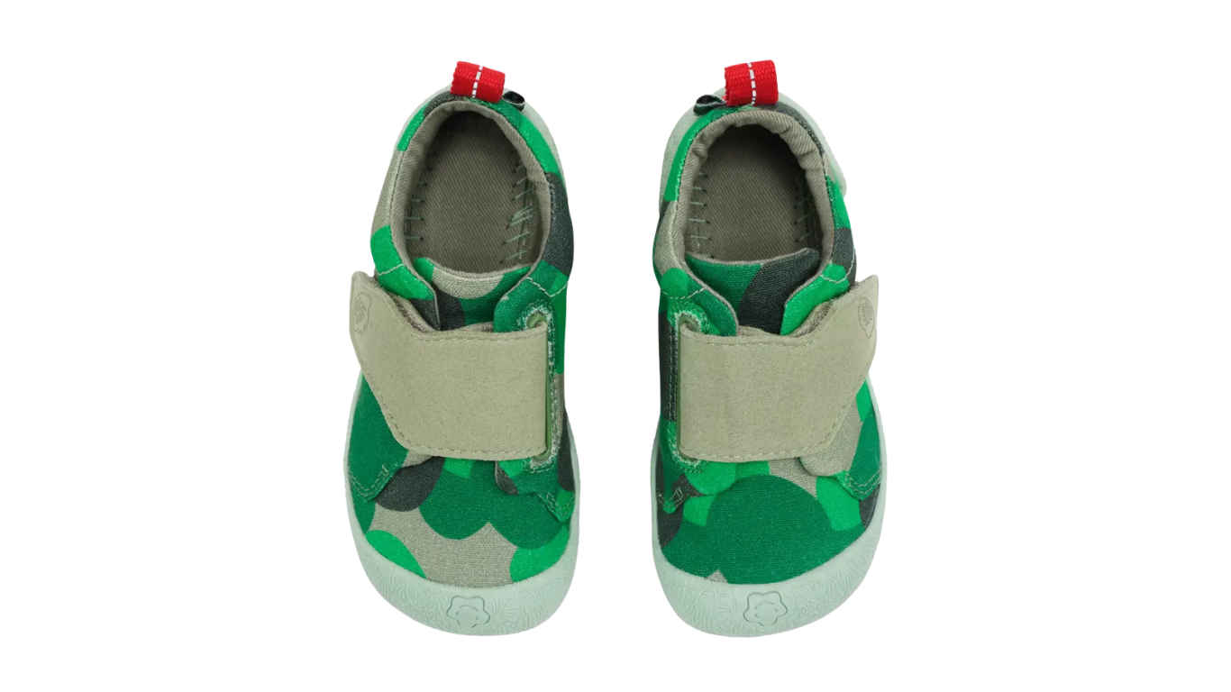 Kinder Barfußschuhe mit geschlossener Zehenbox und Klettverschluss, Draufsicht auf beide Schuhe