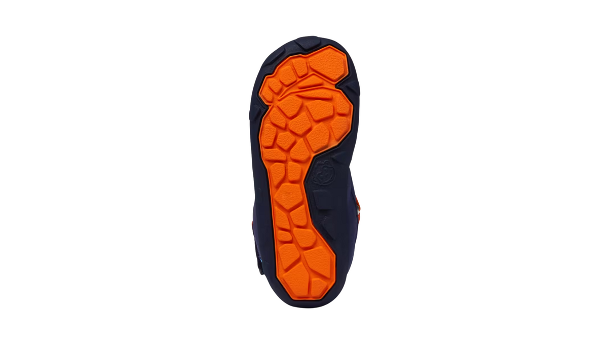 Kinder-Barfußwinterstiefel mit flacher, flexibler Sohle und strukturiertem Profil, Ansicht von unten.