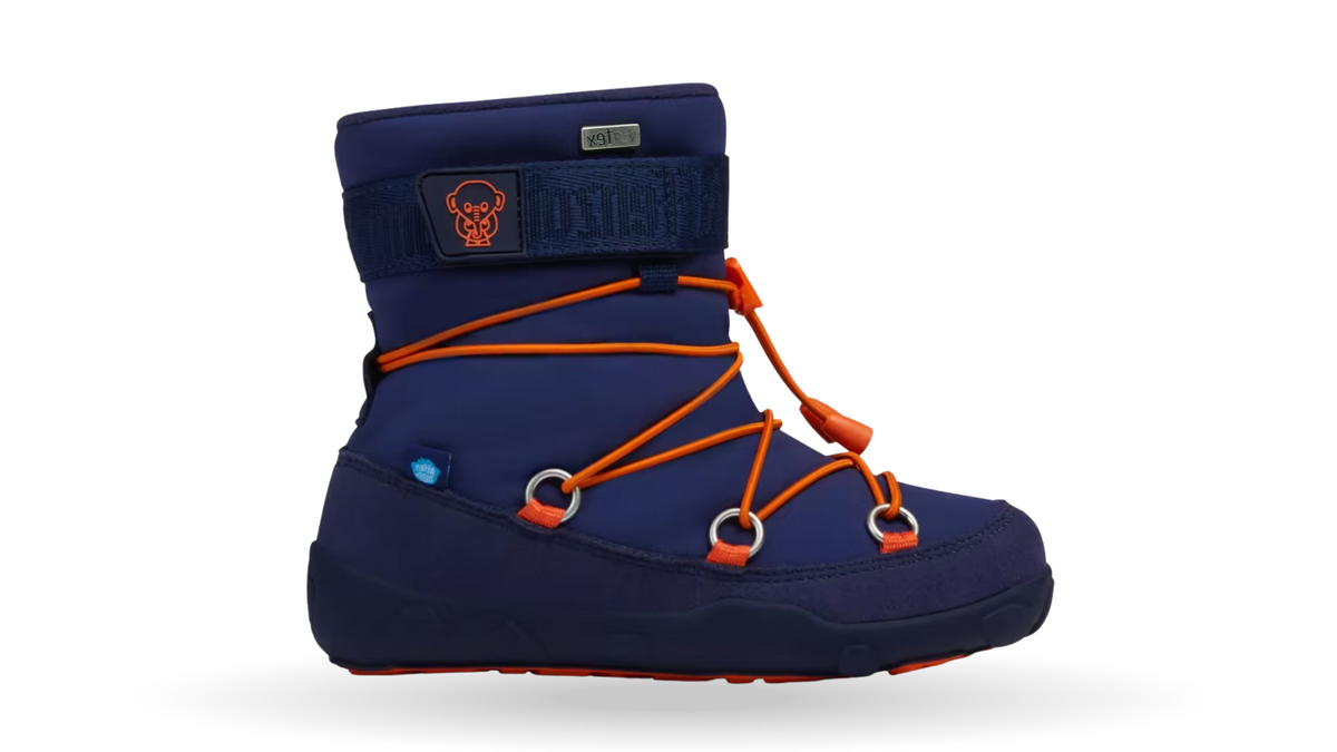 Kinder-Barfußwinterstiefel mit breiter Zehenbox, geschlossenem Zehenbereich, geschlossener Ferse, hohem Schaft, Schnürsystem mit Kordel, flexible Sohle, Seitenansicht außen.