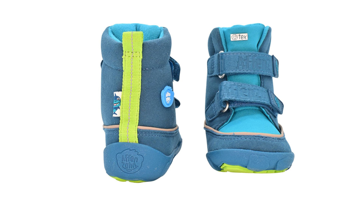 Knöchelhoher Barfußschuh für Kinder mit breiter Zehenbox, Klettverschluss, geschlossenen Zehen, geschlossenem Fersenbereich, Rückansicht als Paar