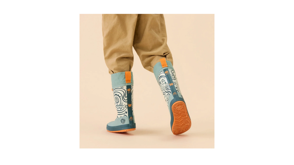 Kinder-Barfußgummistiefel am Fuß mit hohem Schaft, Kordelzug und profilierter Laufsohle, Detailansicht