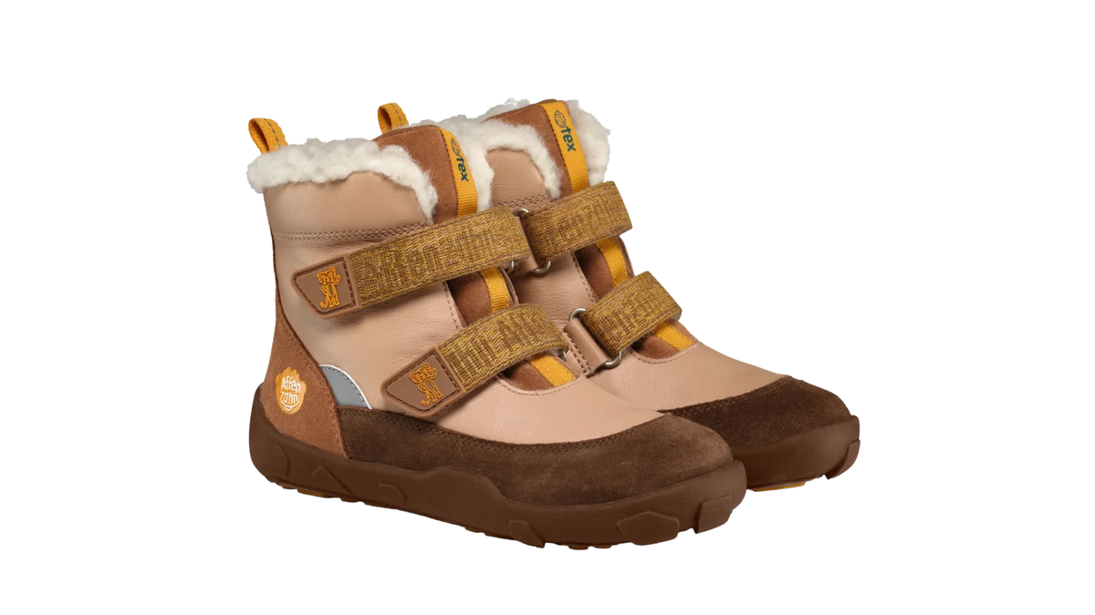 Gefütterte Kinder-Barfußwinterstiefel als Paar mit breiter Zehenbox, zwei Klettverschlüssen und sichtbarem Futter, schräge Vorderansicht