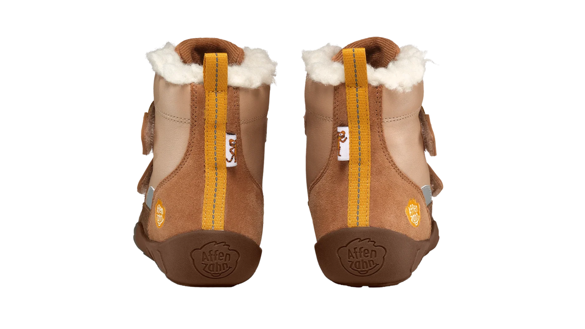 Gefütterte Kinder-Barfußwinterstiefel als Paar mit geschlossener Ferse, Zugschlaufen und hochgezogener Sohle, Rückansicht