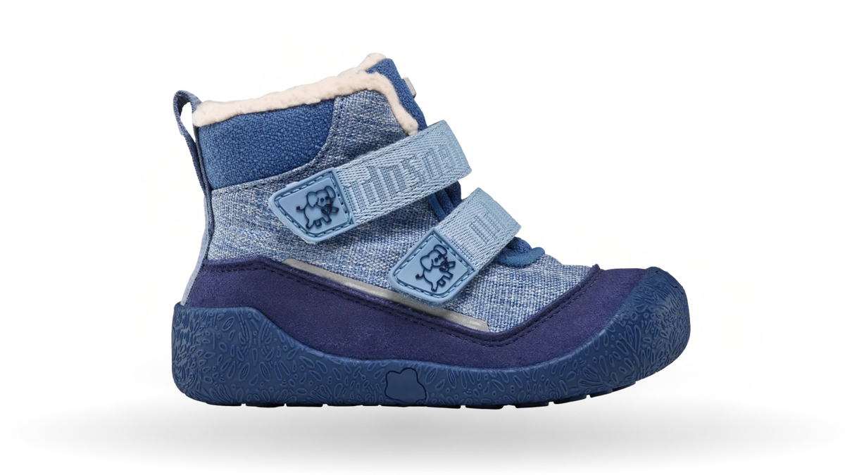Gefütterter Kinder-Barfußstiefel mit breiter Zehenbox, zwei Klettverschlüssen und hochgezogener Sohle, Seitenansicht außen