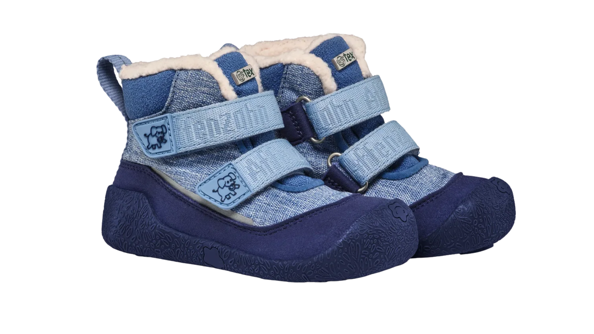 Gefütterte Kinder-Barfußstiefel als Paar mit breiter Zehenbox, zwei Klettverschlüssen und sichtbarem Futter, schräge Vorderansicht