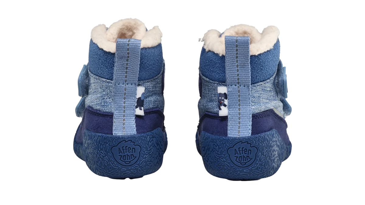 Gefütterte Kinder-Barfußstiefel als Paar mit geschlossener Ferse, Zugschlaufen und hochgezogener Sohle, Rückansicht