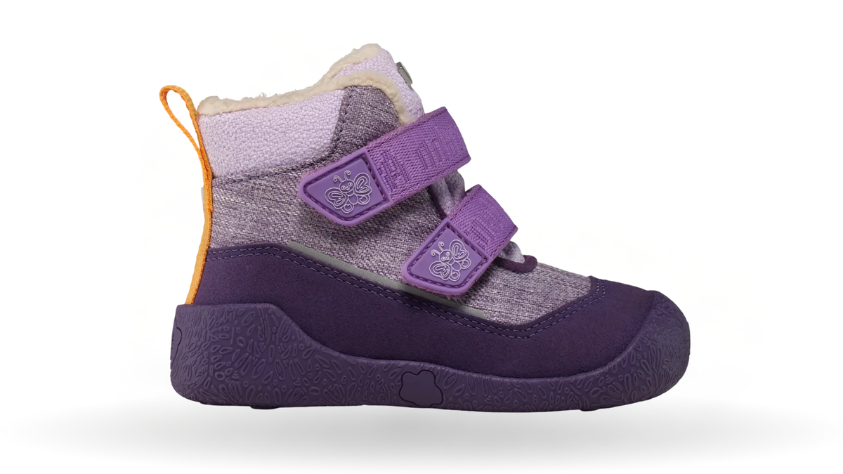 Gefütterter Kinder-Barfußstiefel mit breiter Zehenbox, zwei Klettverschlüssen und hochgezogener Sohle, Seitenansicht außen