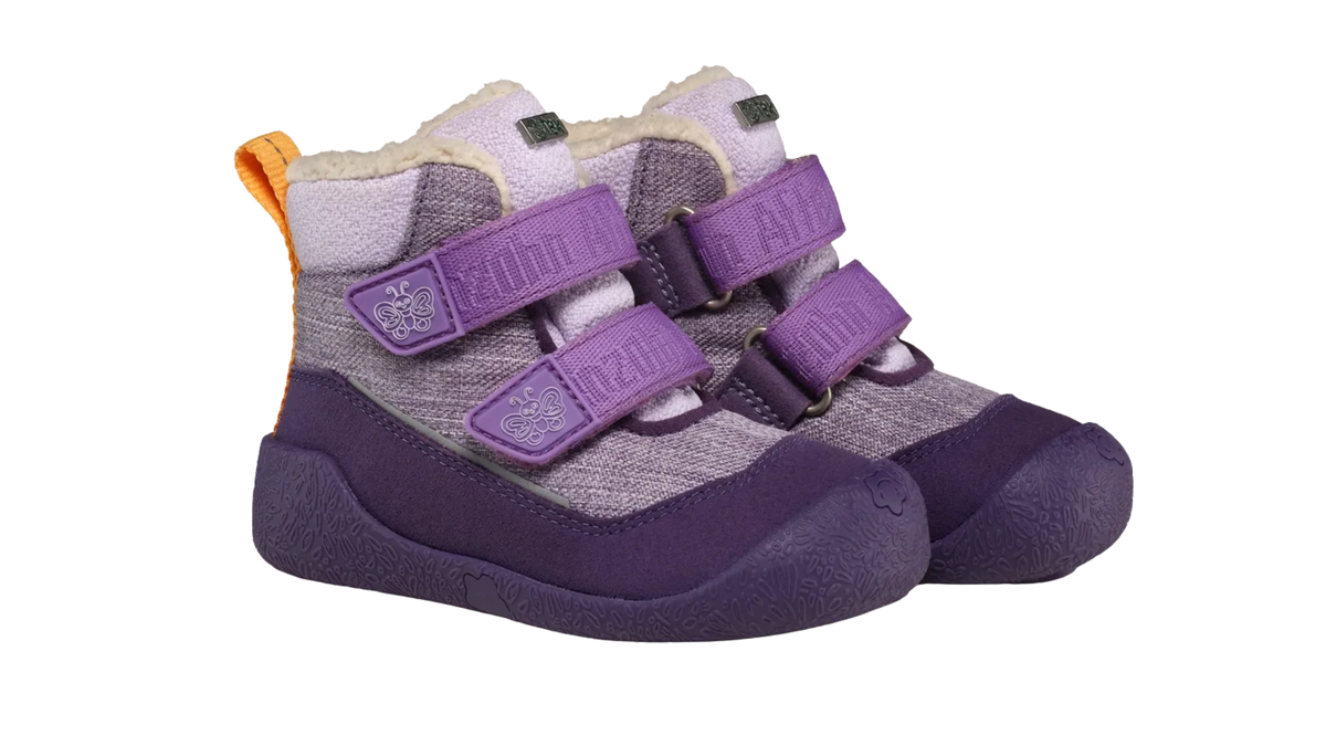 Gefütterte Kinder-Barfußstiefel als Paar mit breiter Zehenbox, zwei Klettverschlüssen und sichtbarem Futter, schräge Vorderansicht
