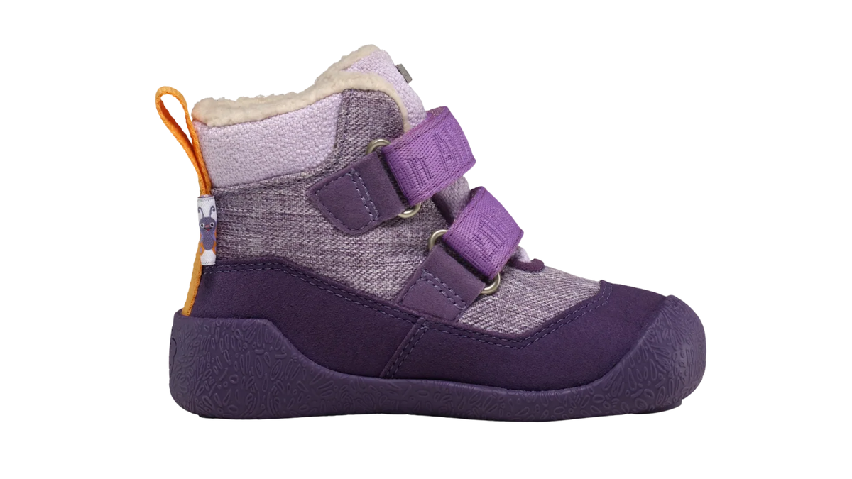 Gefütterter Kinder-Barfußstiefel mit breiter Zehenbox, zwei Klettverschlüssen und sichtbarem Futter, Seitenansicht innen