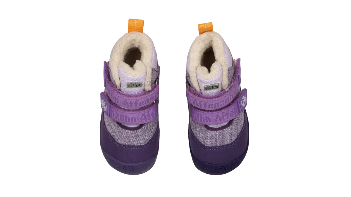 Gefütterte Kinder-Barfußstiefel als Paar mit breiter Zehenbox, zwei Klettverschlüssen und sichtbarem Futter, Draufsicht
