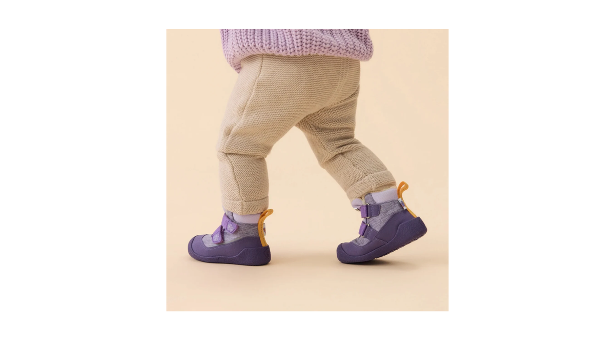 Gefütterter Kinder-Barfußstiefel am Fuß mit zwei Klettverschlüssen und geschlossenen Zehen, Detailansicht