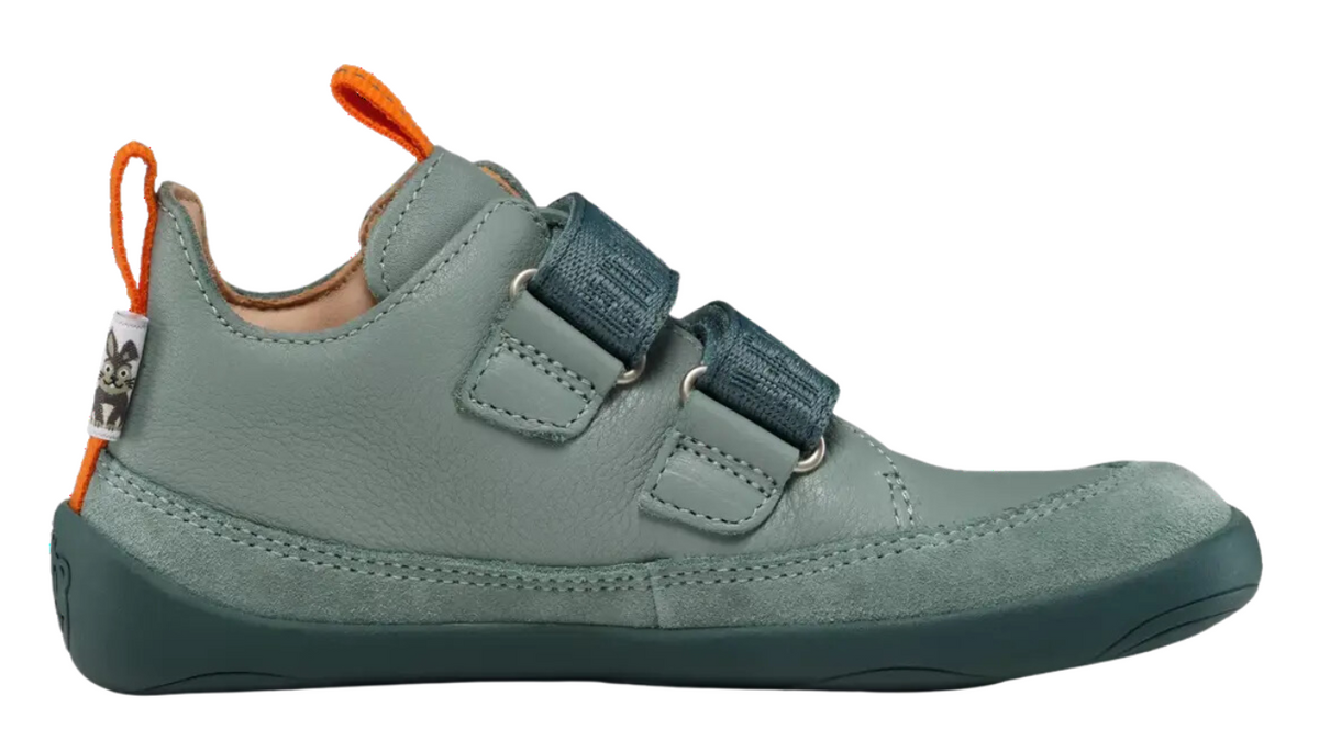 Kinder-Barfußschuh mit breiter Zehenbox, geschlossenem Zehenbereich, geschlossener Ferse, Klettverschluss, flexible Sohle, Seitenansicht innen.