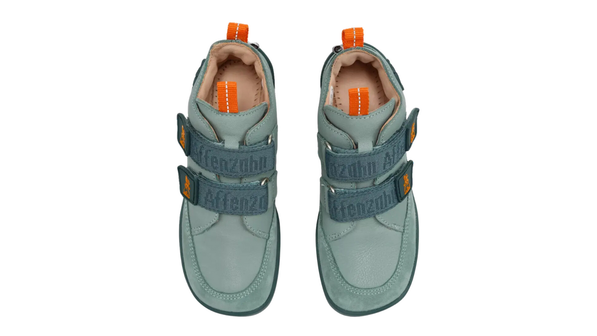 Kinder-Barfußschuh als Paar mit breiter Zehenbox, geschlossenem Zehenbereich, geschlossener Ferse, Klettverschluss, flexible Sohle, Draufsicht.