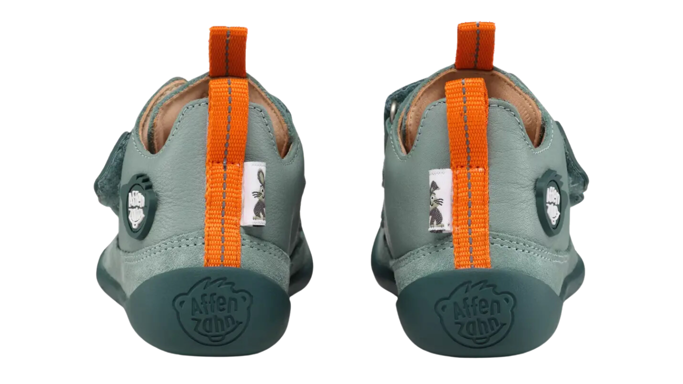 Kinder-Barfußschuh als Paar mit geschlossener Ferse, Klettverschluss, flexible Sohle, Rückansicht.