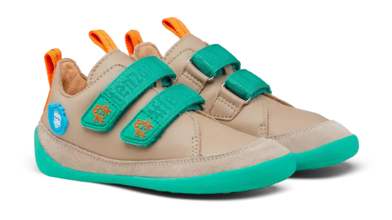 Kinder-Barfußschuh als Paar mit breiter Zehenbox, geschlossenem Zehenbereich, geschlossener Ferse, Klettverschluss, flexible Sohle, schräge Vorderansicht.