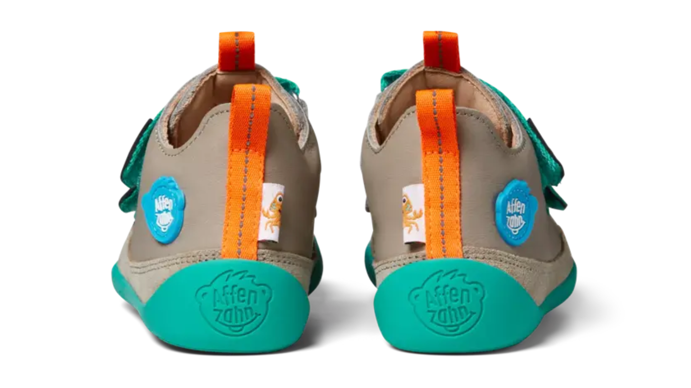 Kinder-Barfußschuh als Paar mit geschlossener Ferse, Klettverschluss, flexible Sohle, Rückansicht.