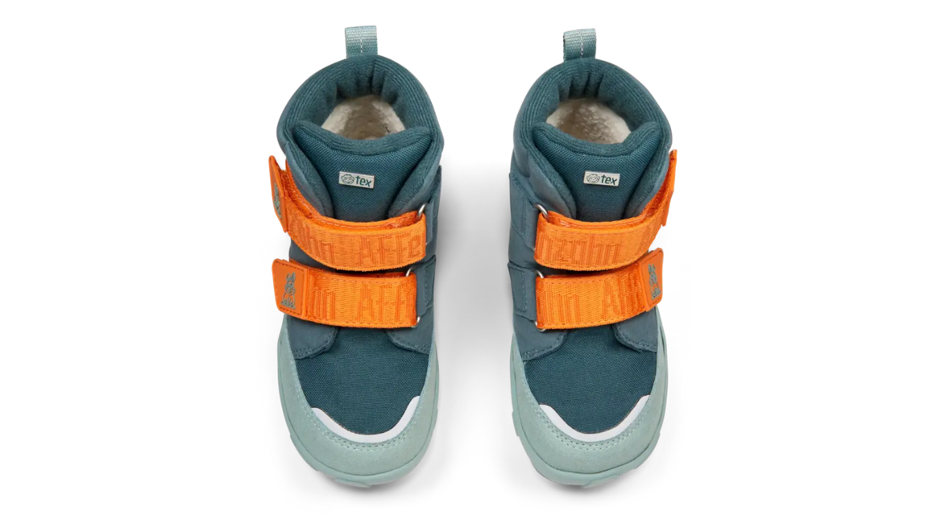 Kinder Barfußwinterstiefel mit geschlossener Zehenbox und Klettverschlüssen, Draufsicht auf beide Schuhe