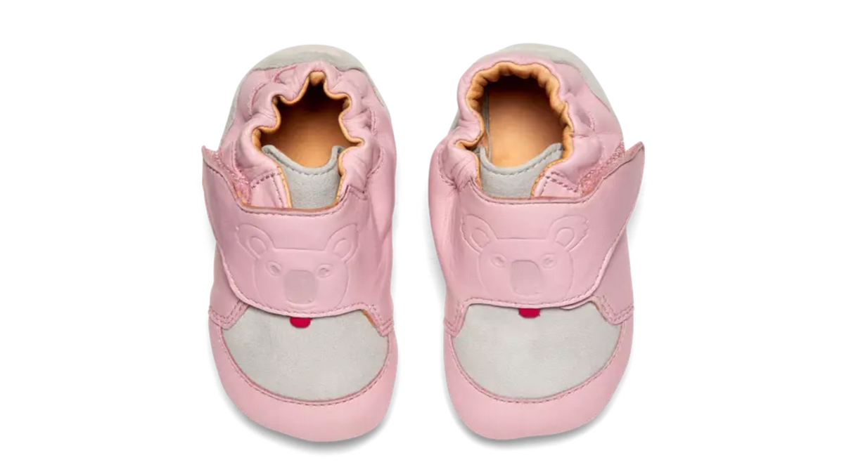 Kinder Barfußhausschuhe mit geschlossener Zehenbox und Klettverschluss, Draufsicht auf beide Schuhe
