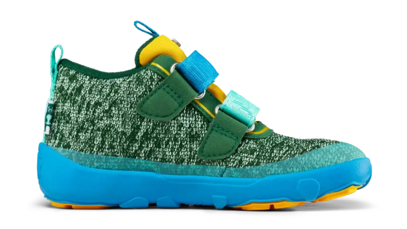 Kinder-Barfußschuh mit breiter Zehenbox, geschlossenem Zehenbereich, geschlossenem Fersenbereich, Klettverschluss, flexible Sohle, Seitenansicht innen.