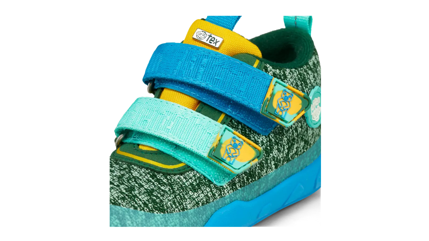 Kinder-Barfußschuh mit Klettverschluss und Riemen, Detailansicht.