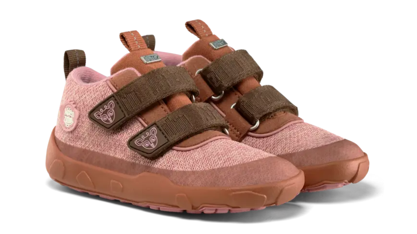 Kinder-Barfußschuh als Paar mit breiter Zehenbox, geschlossenem Zehenbereich, geschlossenem Fersenbereich, Klettverschluss, flexible Sohle, schräge Vorderansicht.
