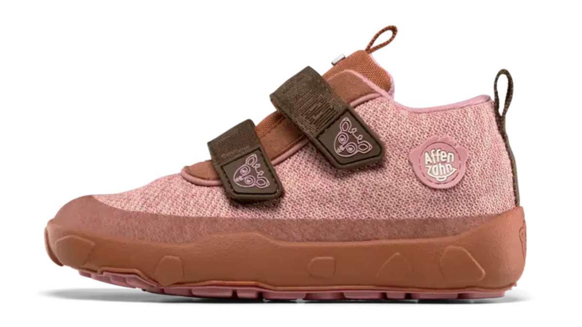 Kinder-Barfußschuh mit breiter Zehenbox, geschlossenem Zehenbereich, geschlossenem Fersenbereich, Klettverschluss, flexible Sohle, Seitenansicht innen.
