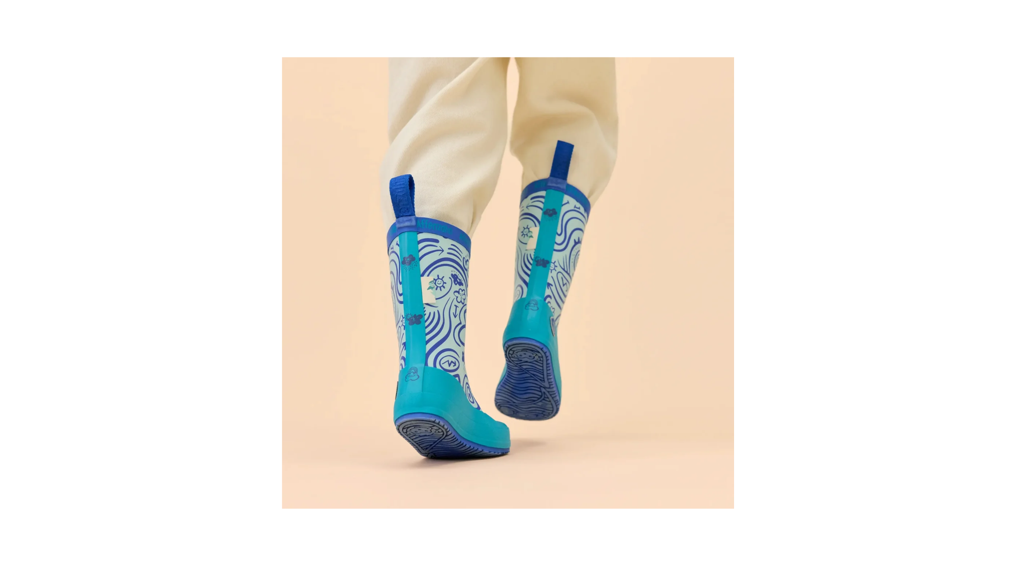 Gummistiefel für Kinder beim Tragen, Rückansicht