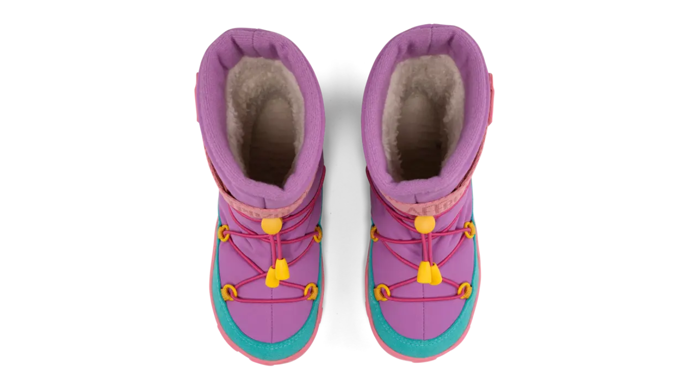 Kinder-Barfußwinterstiefel als Paar mit breiter Zehenbox, geschlossenem Zehenbereich, geschlossener Ferse, hohem Schaft, Schnürsystem mit Kordel, flexible Sohle, Draufsicht.