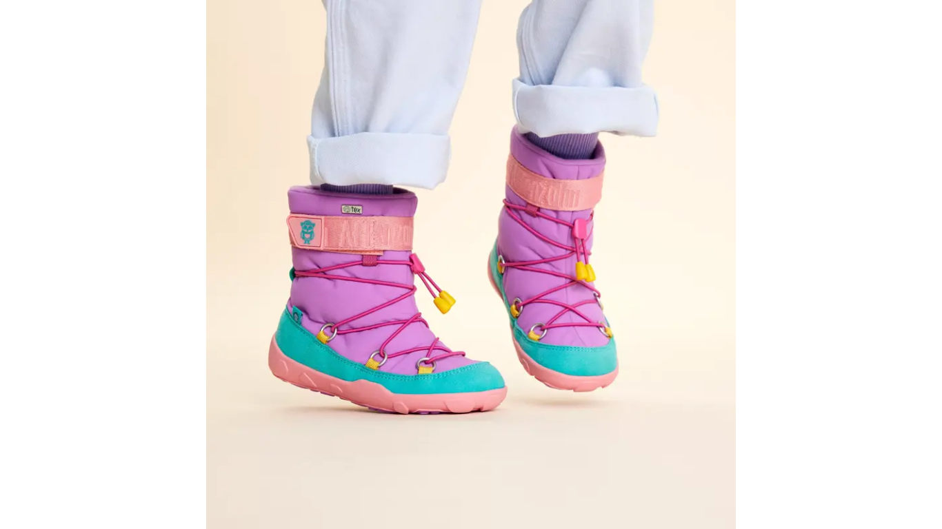 Kinder-Barfußwinterstiefel getragen am Fuß mit geschlossener Ferse, hohem Schaft, Schnürsystem mit Kordel, flexible Sohle, Detailansicht.