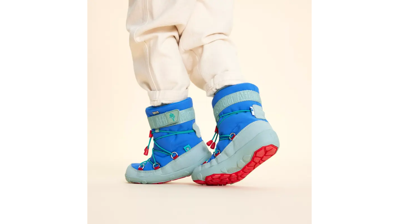 Kinder-Barfußwinterstiefel getragen am Fuß mit geschlossener Ferse, hohem Schaft, Schnürsystem mit Kordel, flexible Sohle, Detailansicht.