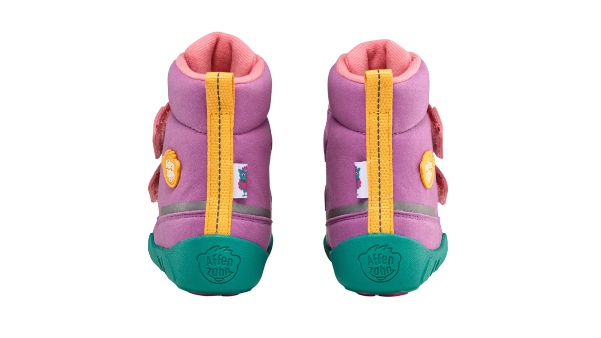 Kinder-Barfußstiefel als Paar mit geschlossener Ferse, Zugschlaufen und Klettverschlüssen, Rückansicht