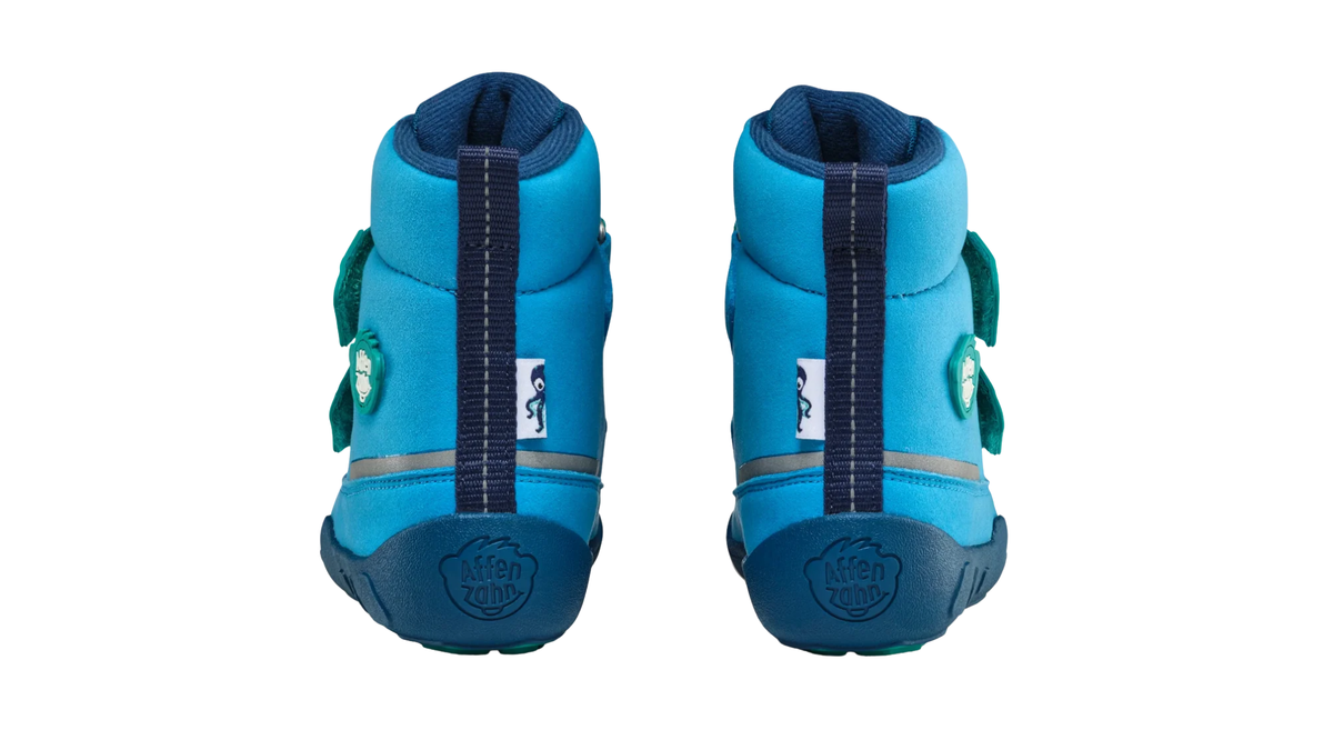 Kinder-Barfußstiefel als Paar mit geschlossener Ferse, Zugschlaufen und Klettverschlüssen, Rückansicht