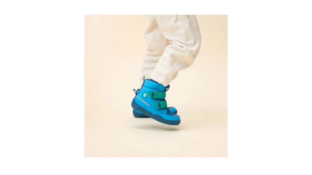 Kinder-Barfußstiefel am Fuß mit Klettverschlüssen und geschlossenen Zehen, Detailansicht