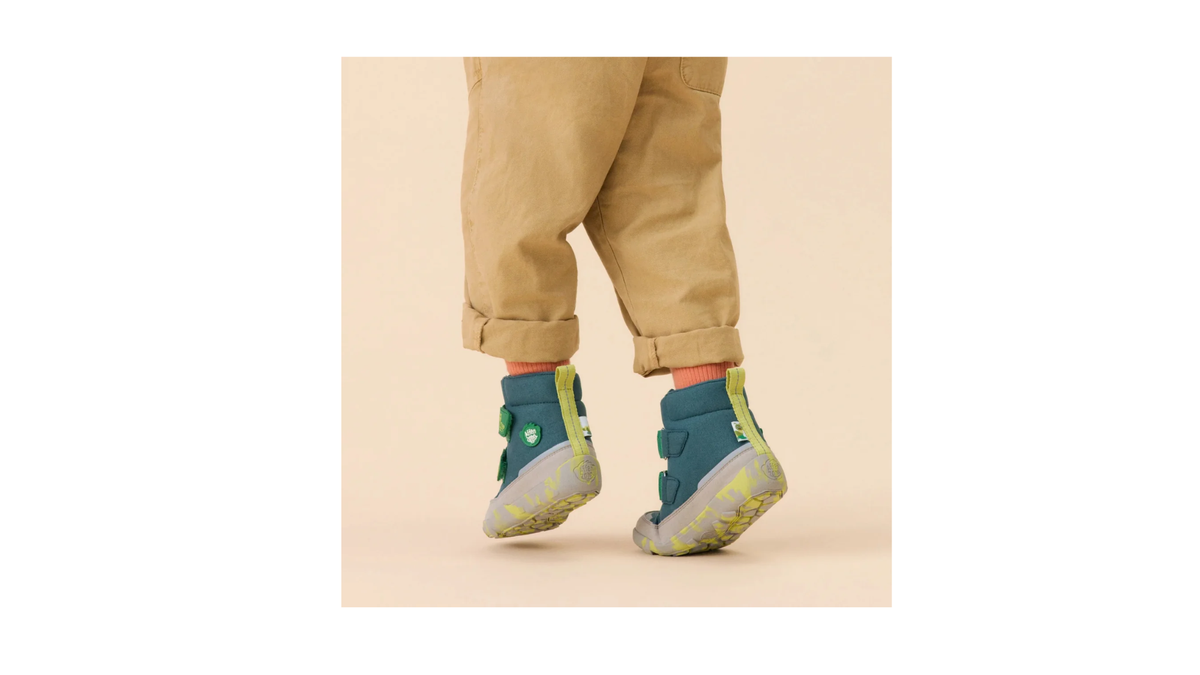 Kinder-Barfußstiefel am Fuß mit zwei Klettverschlüssen, breiter Zehenbox und geschlossenen Zehen, Detailansicht
