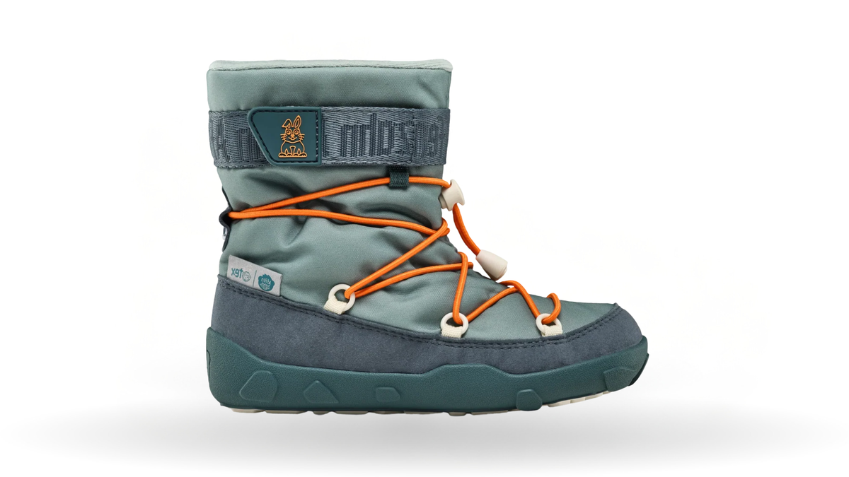 Kinder-Barfußwinterstiefel mit breiter Zehenbox, Schnellschnürsystem und geschlossenen Zehen, Seitenansicht außen