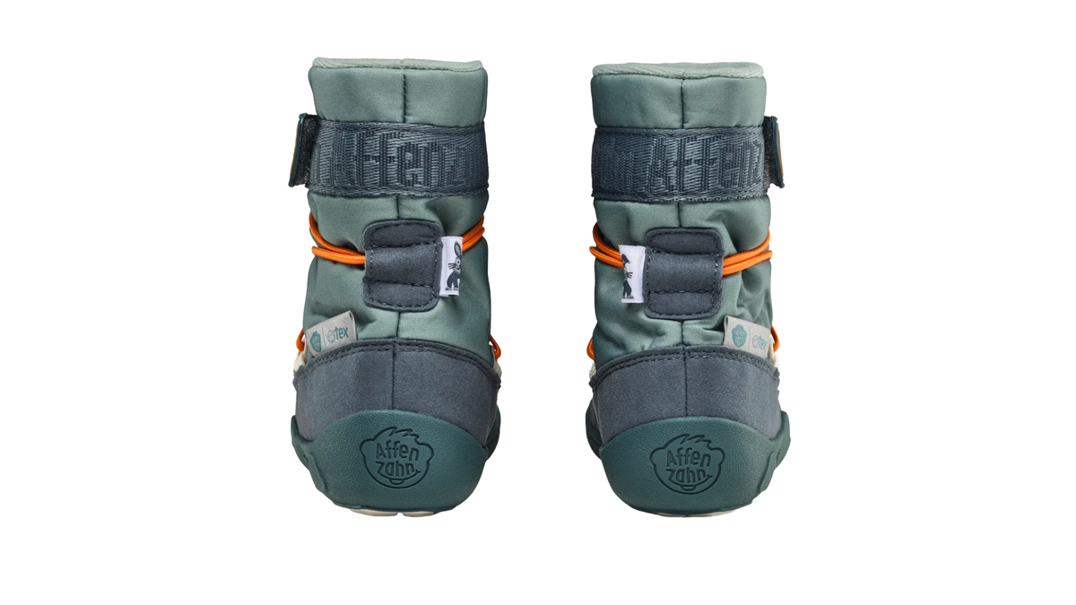 Kinder-Barfußwinterstiefel als Paar mit geschlossener Ferse, Zugschlaufen und Schnellschnürsystem, Rückansicht