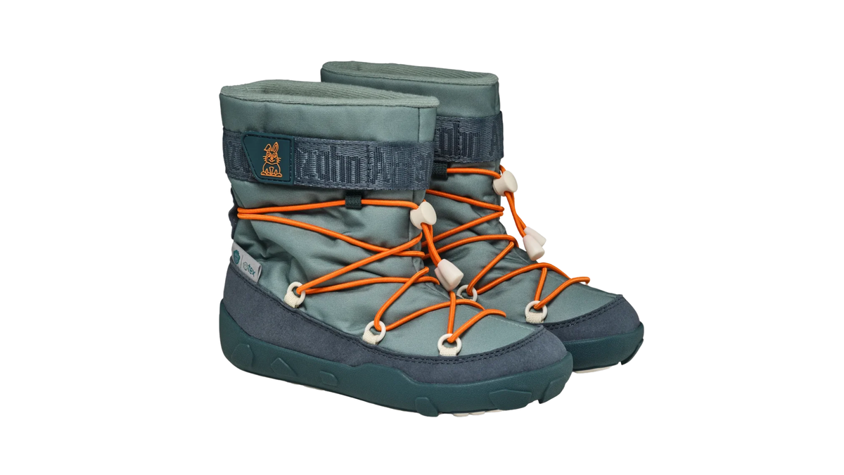 Kinder-Barfußwinterstiefel als Paar mit breiter Zehenbox und Schnellschnürsystem, schräge Vorderansicht