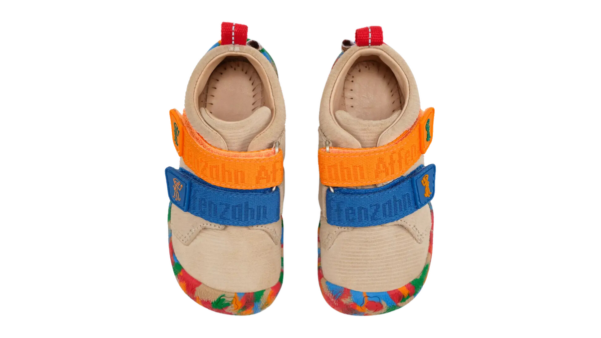 Kinder Barfußschuhe mit geschlossener Zehenbox und Klettverschlüssen, Draufsicht auf beide Schuhe