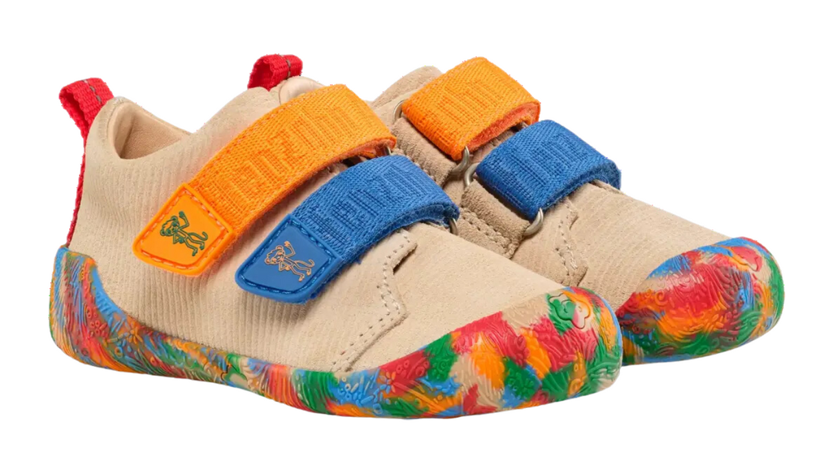 Kinder Barfußschuhe mit geschlossener Zehenbox und Klettverschlüssen, schräge Vorderansicht