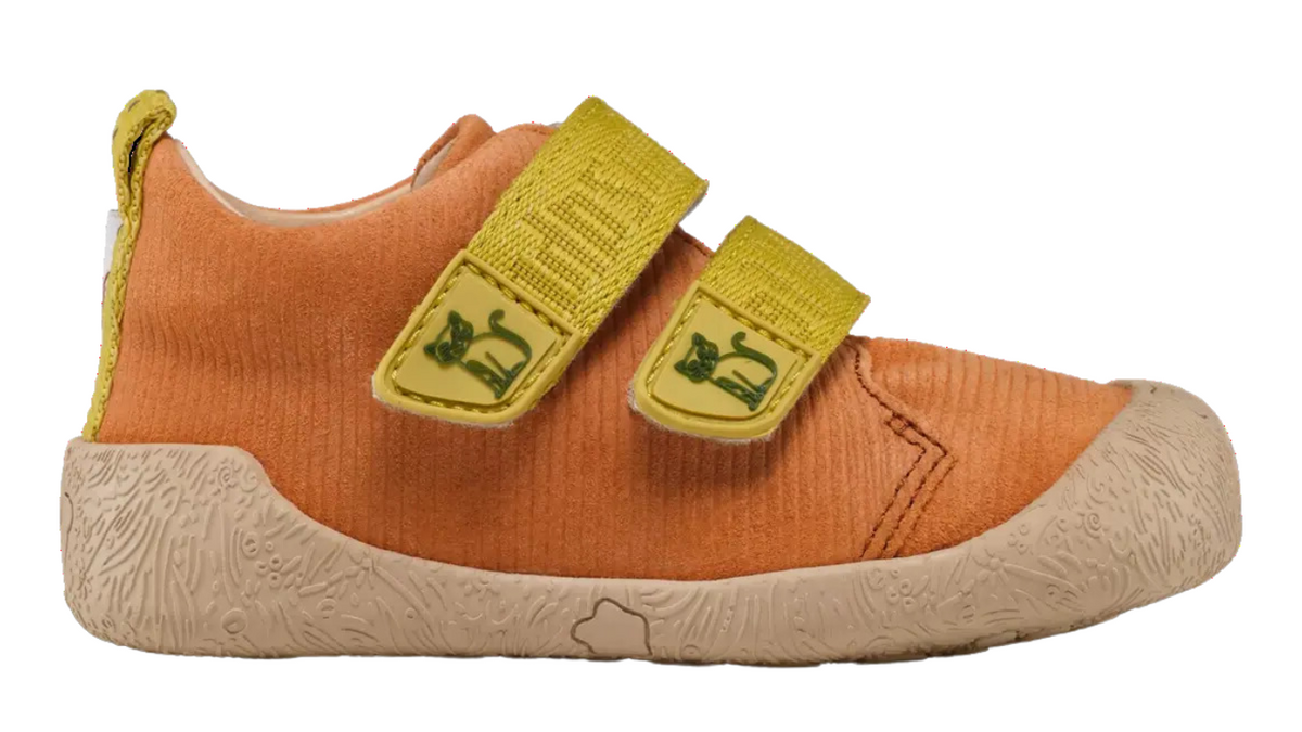 Kinder Barfußschuh mit geschlossener Zehenbox, breiter Vorderfußform und zwei Klettverschlüssen, Seitenansicht außen