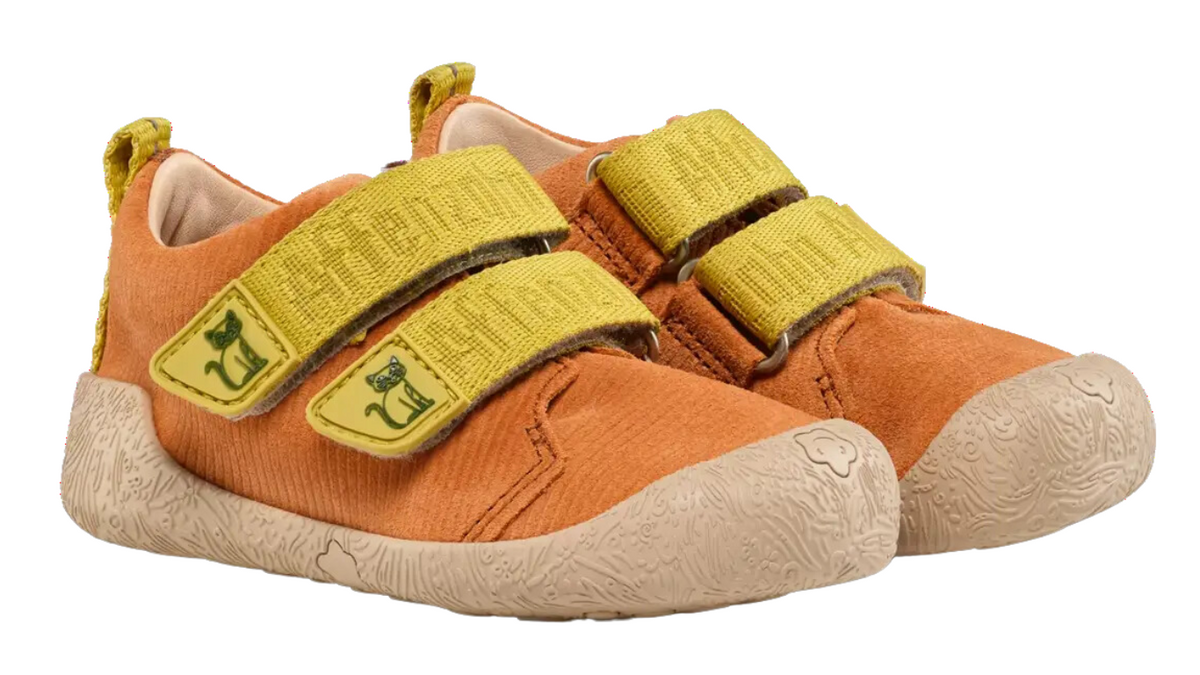 Kinder Barfußschuhe mit geschlossener Zehenbox und Klettverschlüssen, schräge Vorderansicht