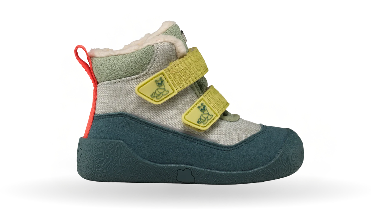 Gefütterter Kinder-Barfußstiefel mit breiter Zehenbox, zwei Klettverschlüssen und hochgezogener Sohle, Seitenansicht außen