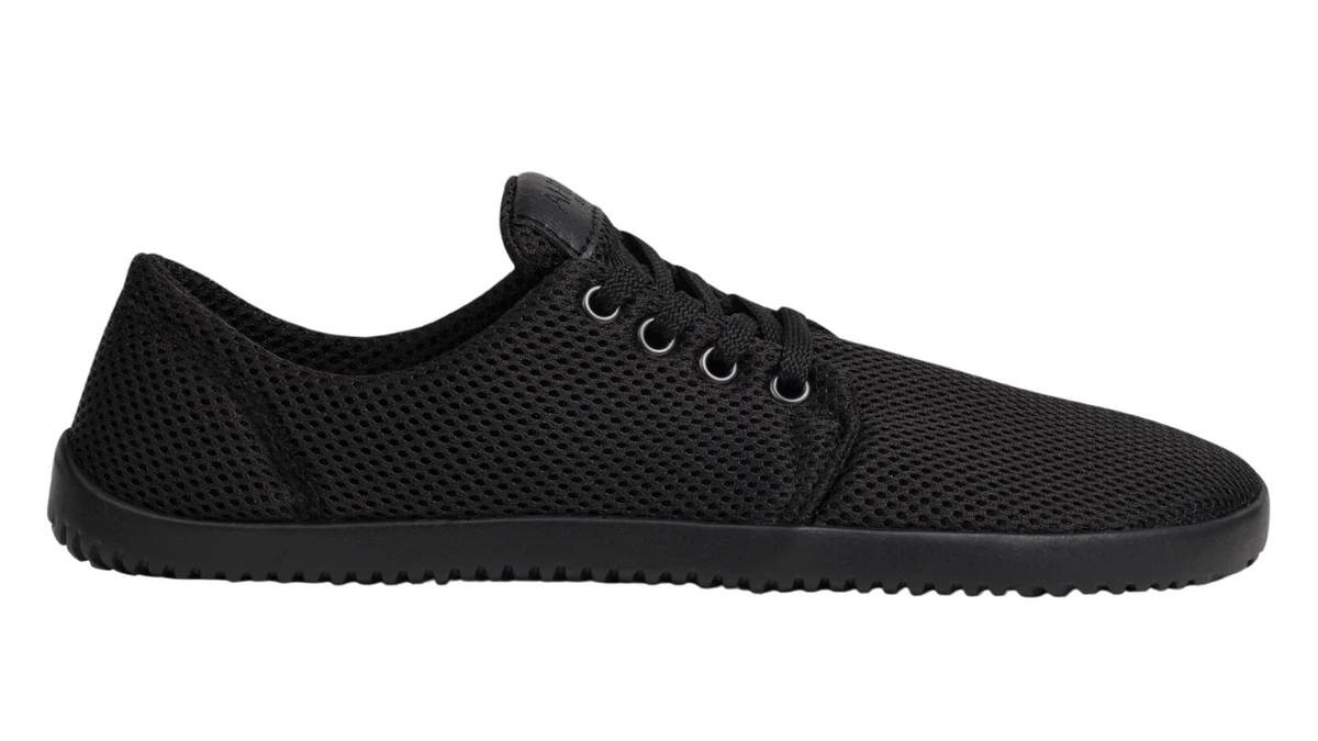Barfußschuh, flache geschlossene Ausführung, Seitenansicht rechts. Schnürung, breite Zehenbox, sehr dünne flexible Sohle.