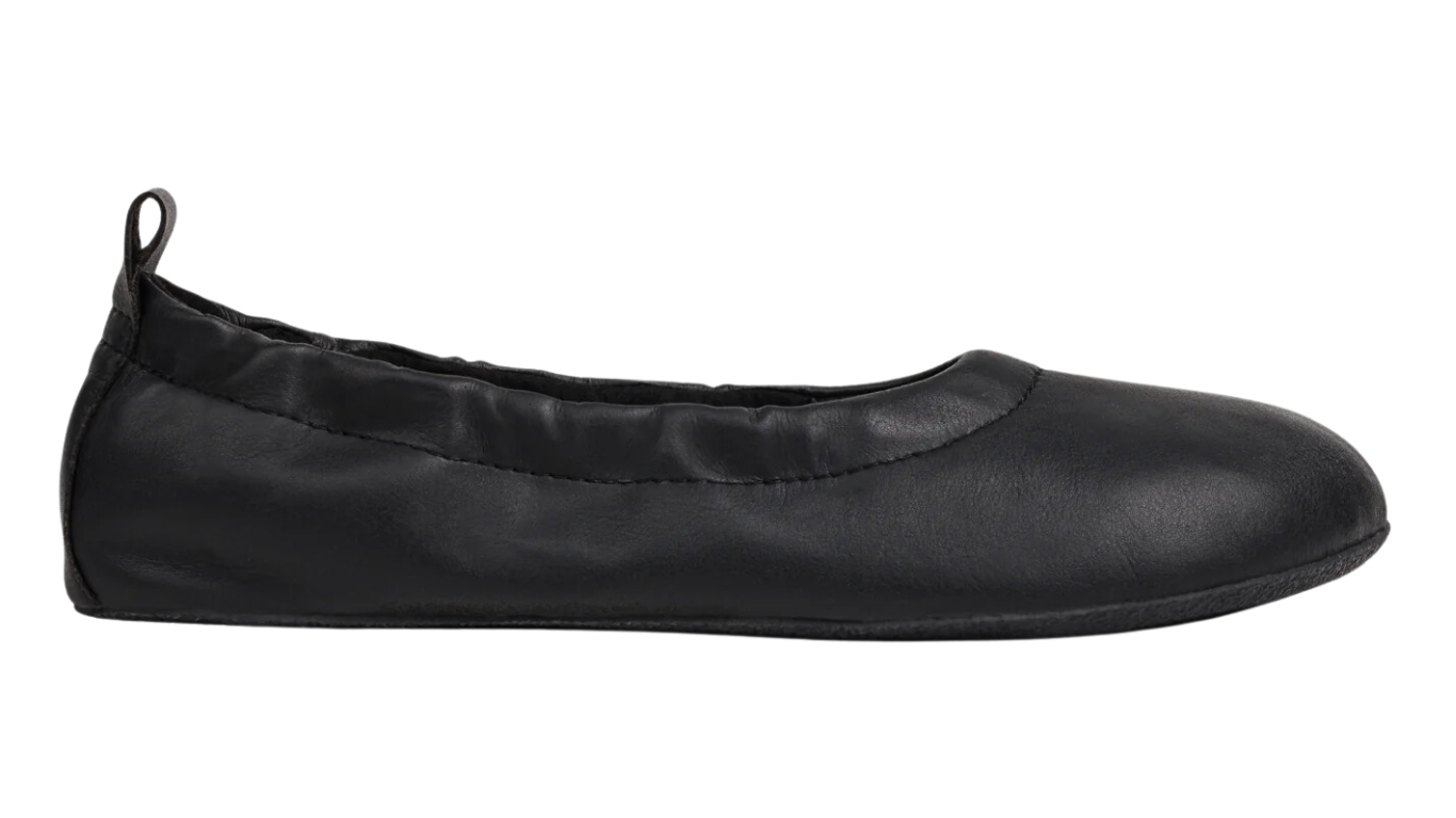 Barfußschuh, flache geschlossene Ausführung, Seitenansicht rechts. Runde Zehenform, sehr dünne Sohle, elastischer Einstieg sichtbar.