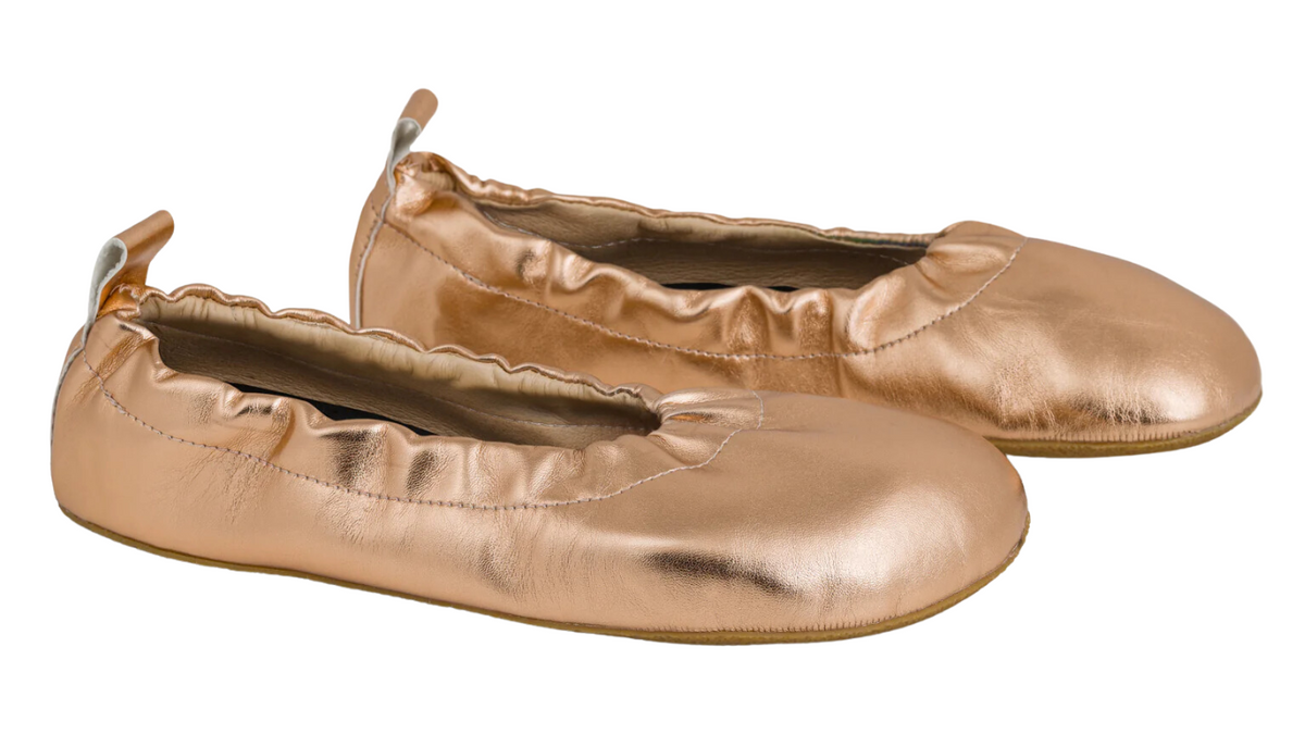Barfußschuh, flache geschlossene Ausführung, schräge Vorderansicht als Paar. Geschlossene Zehen, weiche Schaftkante, flache Sohle.