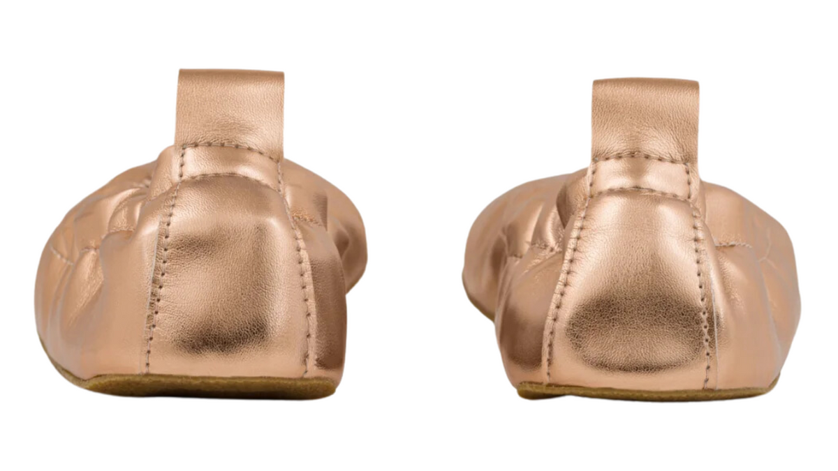 Barfußschuh, flache geschlossene Ausführung, Rückansicht als Paar. Niedriger Fersenbereich, dünne Sohle, kompakte Form.