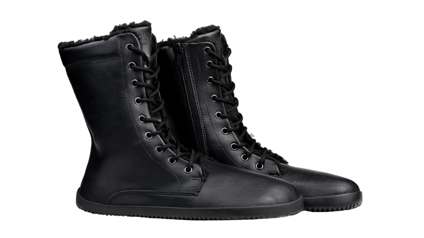 Barfußstiefel, hohe geschlossene Ausführung, schräge Vorderansicht als Paar. Geschlossene Zehen, symmetrische Schnürung.