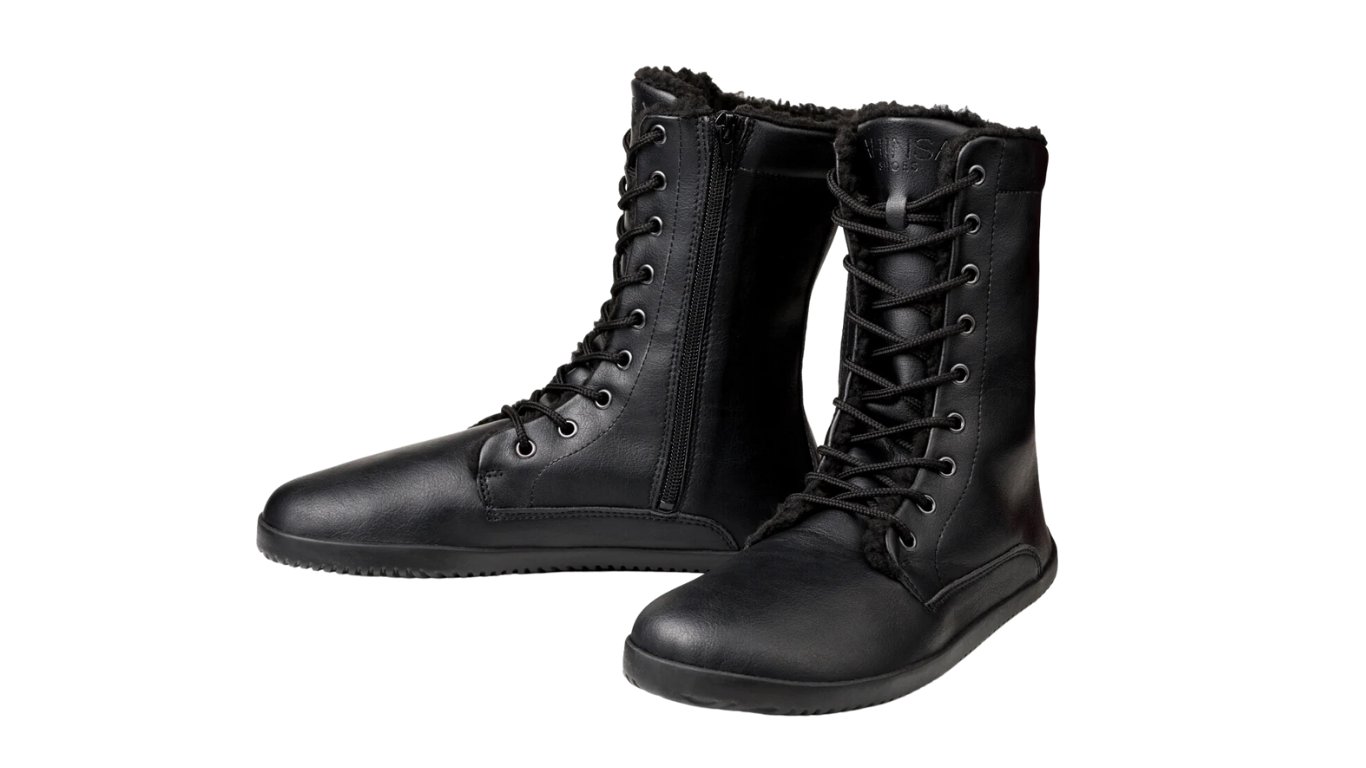 Barfußstiefel, hohe geschlossene Ausführung, schräge Vorderansicht als Paar. Geschlossene Zehen, symmetrische Schnürung.