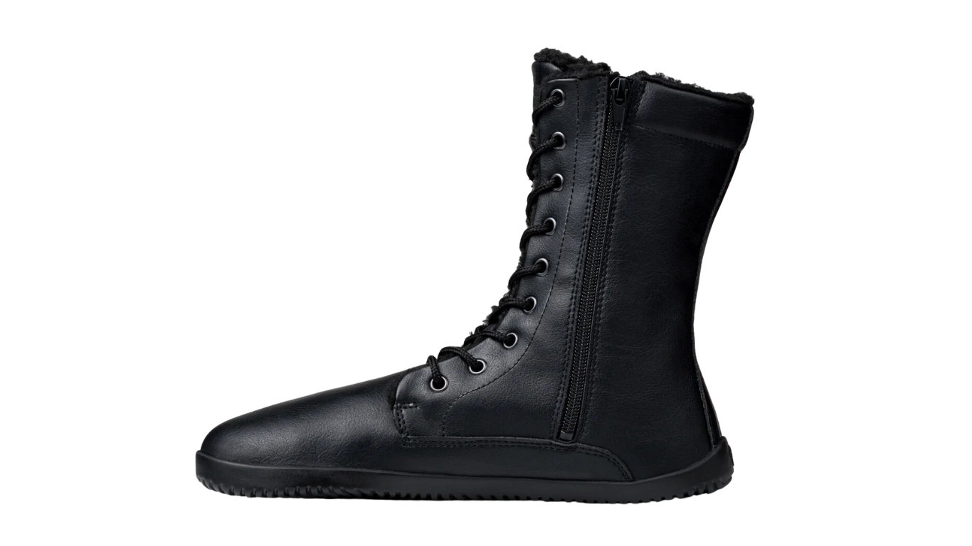 Barfußstiefel, hohe geschlossene Ausführung, Seitenansicht links. Schnürung, breite Zehenbox, Reißverschluss, flache dünne Sohle.